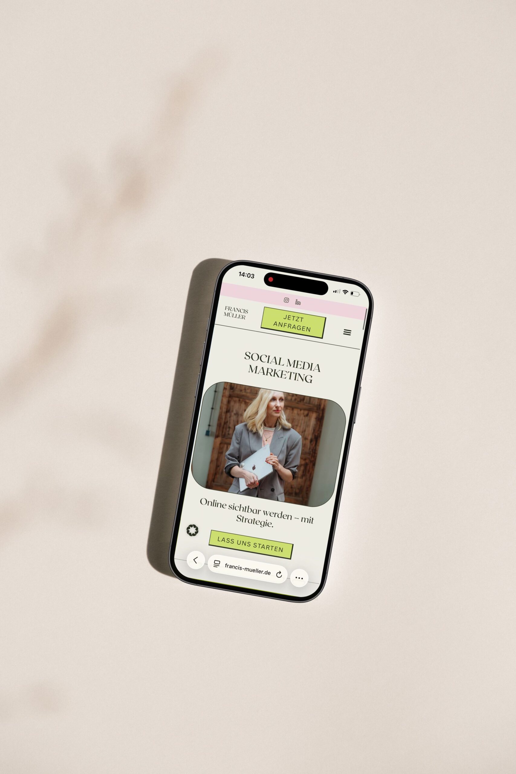 Rosa Phone Mockup6854